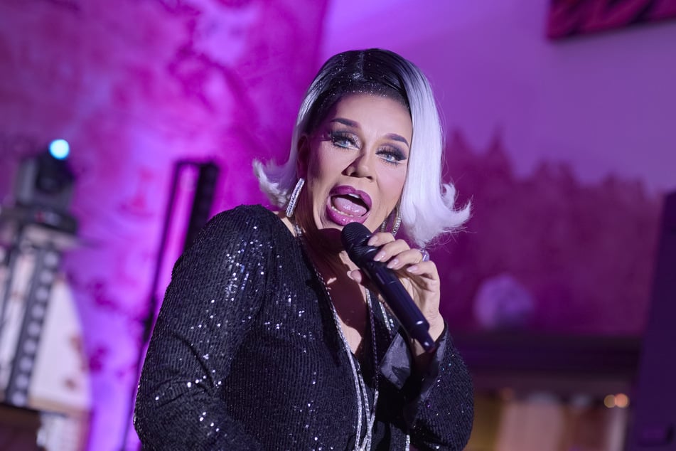 Travestiestar Gene Pascal gehörte zu den Überraschungskünstlern der Geburtstagsparty.