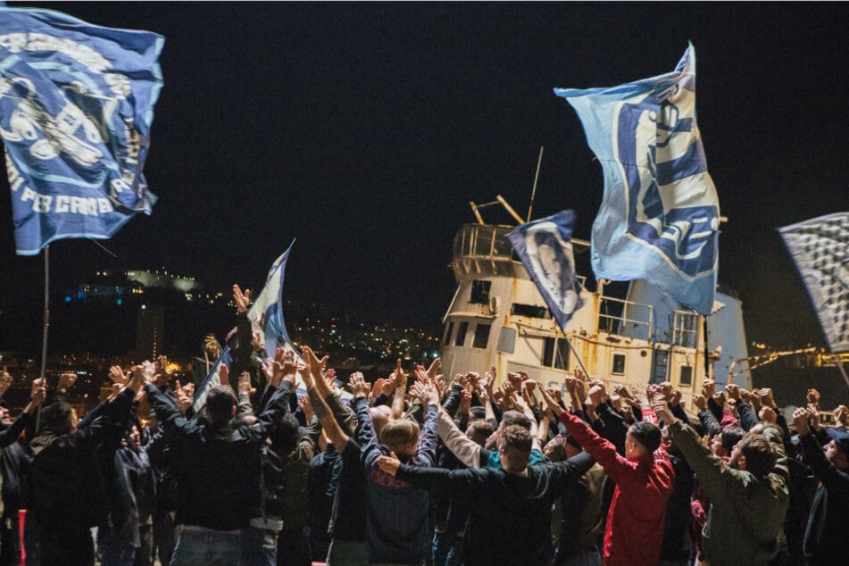 Hier singen und feiern die Ultras der "Apache"-Gruppierung des SSC Neapel noch zusammen.