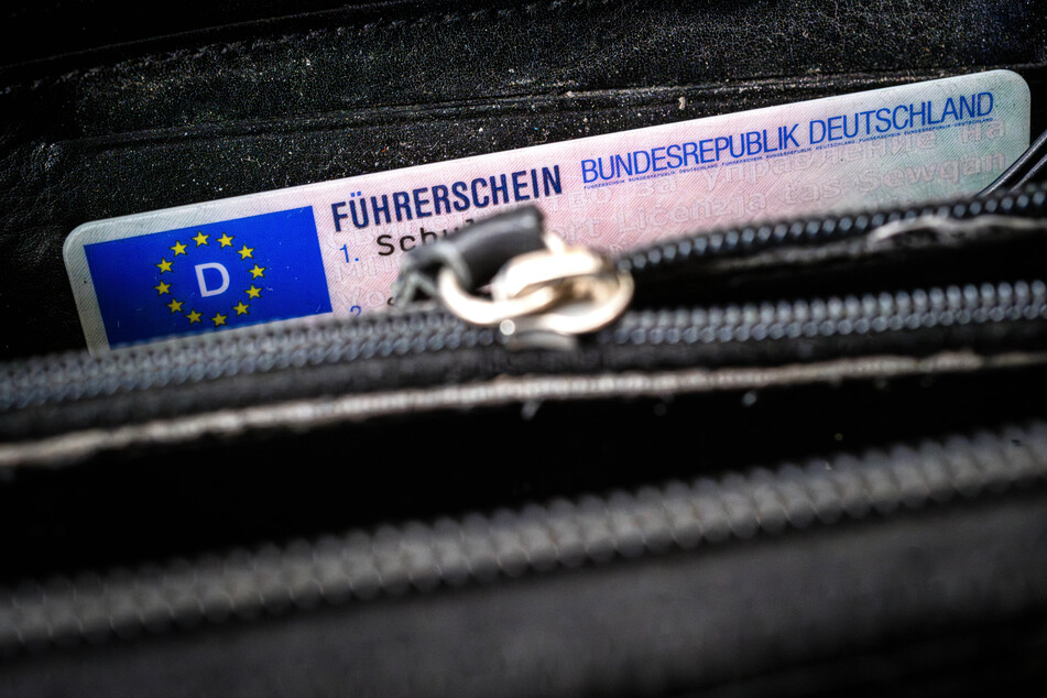 Ein deutscher Führerschein lugt aus einer Brieftasche heraus. Marc S. hat offiziell bei der Führerscheinstelle seinen Verzicht auf die Fleppen erklärt.