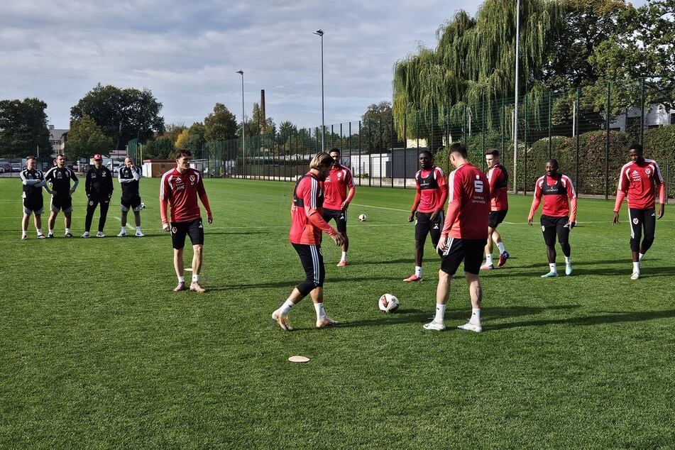 Am Donnerstag wird wieder "Eck und weg" im Training gespielt, das Trainerteam um Pele Wollitz (61) beobachtet das Treiben im Hintergrund.