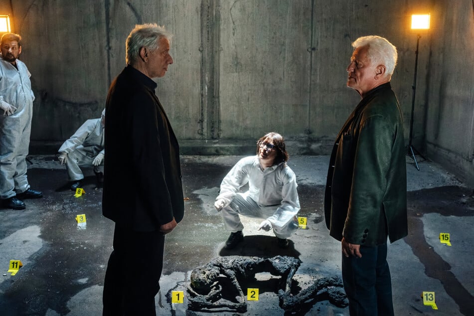 Eine bis zur Unkenntlichkeit verbrannte Leiche gibt den Kommissaren Rätsel auf.