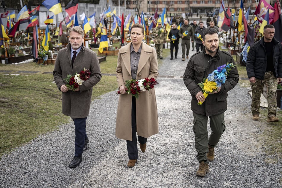 Dänemarks Ministerpräsidentin Mette Frederiksen (46, m.), ihr Mann Bo Tengberg (59, l.) und Wolodymyr Selenskyj (46, r.), Präsident der Ukraine, bei einer Gedenkzeremonie auf dem Marsfeld auf dem Lytschakiwskyj-Friedhof.