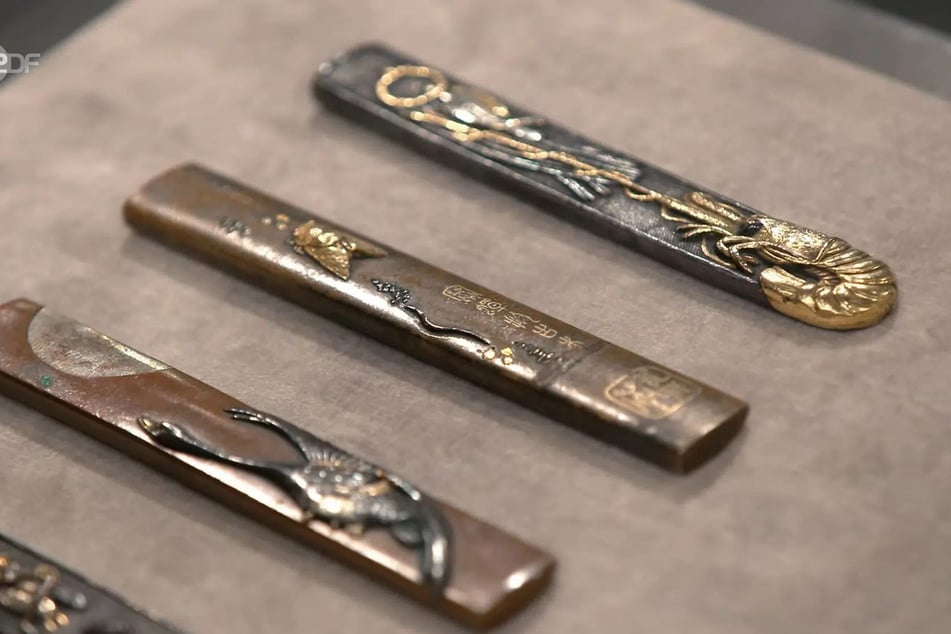 Das Konvolut besteht aus zwölf kunstvollen, japanischen Messergriffen.