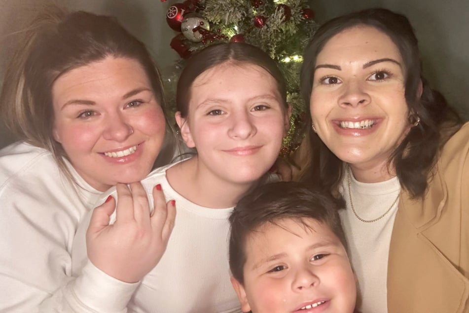 Jessica (links) zusammen mit ihren Kindern und ihrer besten Freundin Hayley (rechts).