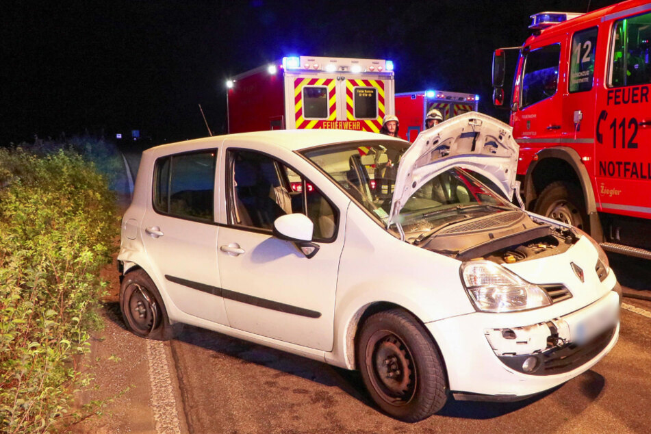 Der weiße Renault der 61-Jährigen erlitt hinten rechts deutliche Schäden. Auch ein Reifen war nach dem Unfall platt.