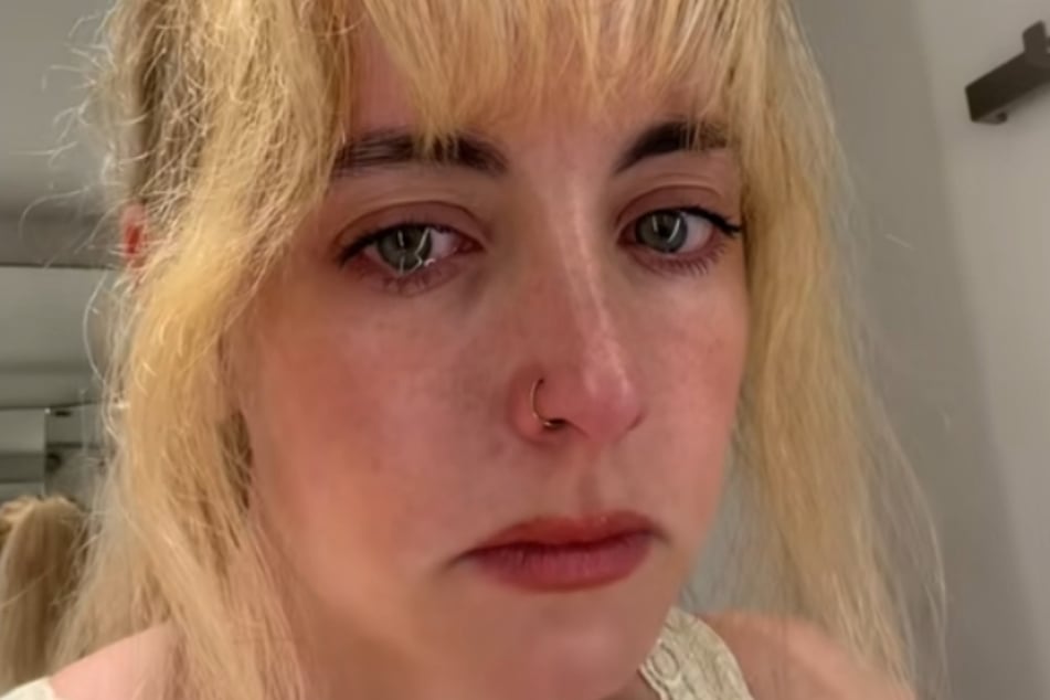 Im Video zeigt Sam einen kurzen Moment direkt nach ihrer Panikattacke - sie hat Tränen in den Augen.