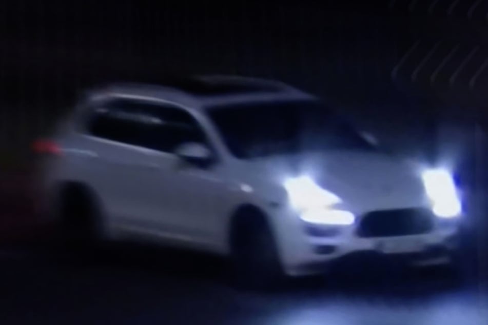 Auch nach diesem weißen Porsche Cayenne, in den der mutmaßliche Täter eingestiegen sein soll, wird gefahndet.