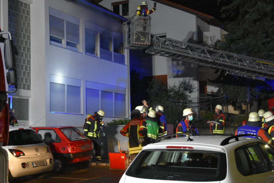 Die Feuerwehr beim Löschen des Feuers.