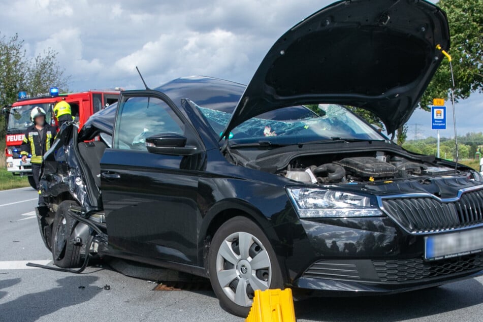 Der eine Škoda wurde hinten rechts am Kofferraum getroffen.