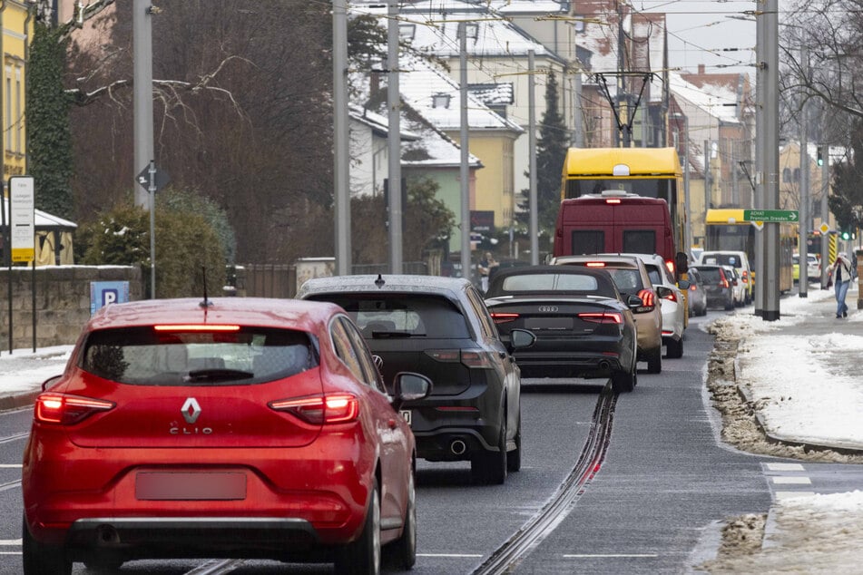 Der Berufsverkehr über die Österreicher Straße staut sich dieser Tage wegen einer ungünstig geschaltenen Baustellen-Ampel.