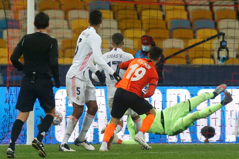 Manor Solomon erzielt das 2:0 für Donezk. Die Madrilenen schauen dem Ball, der ins Tor fliegt, nur hinterher.