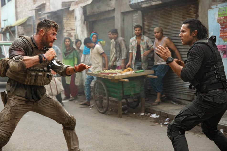 Kampf auf Augenhöhe: Tyler Rake (l., Chris Hemsworth) misst sich mit dem bestens ausgebildeten Saju (Bollywood-Star Randeep Hooda).
