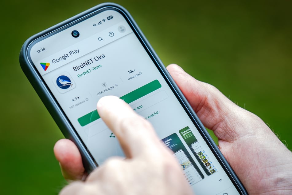 Die App ist sowohl im Google Play Store als auch im Apple App Store erhältlich.
