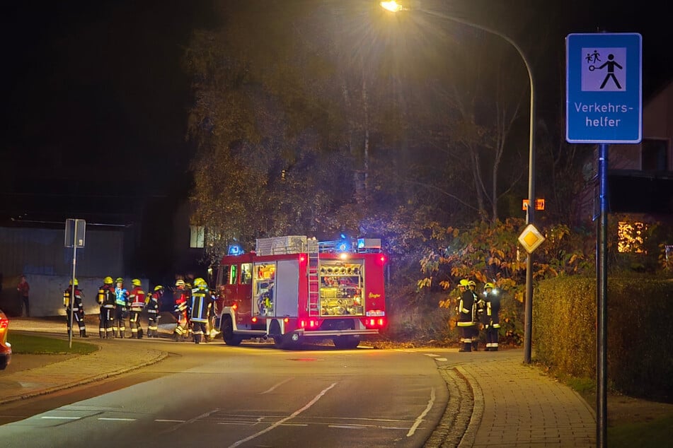 Insgesamt waren zahlreiche Einsatzkräfte vor Ort, als ein "psychisch auffälliger" 64-Jähriger im Landkreis Regensburg randalierte.