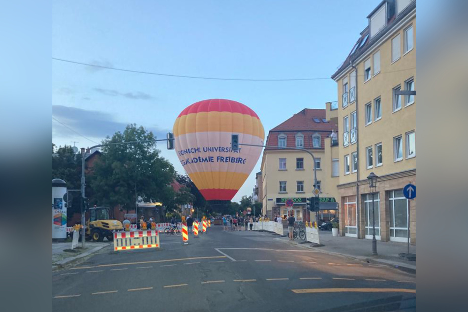 Der Heißluftballon landete sicher und ohne Not in Dresden-Striesen.