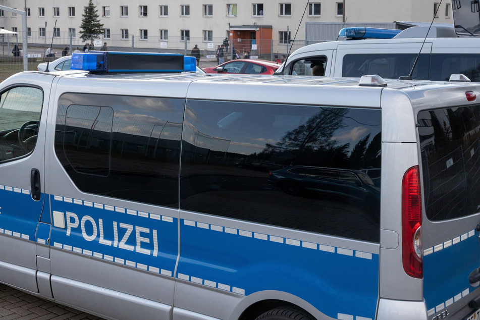 Polizeiautos stehen vor der Erstaufnahmestelle für Asylbewerber (Symbolbild).