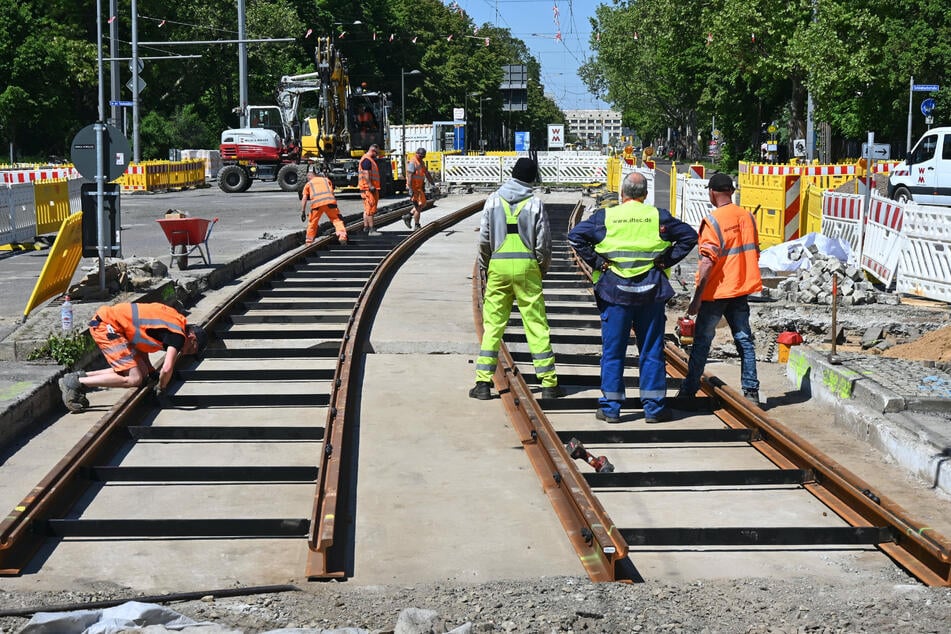 Auf der Kreuzung Prager Straße/An der Tabaksmühle/Schönbachstraße wurden die ersten Gleise verlegt.