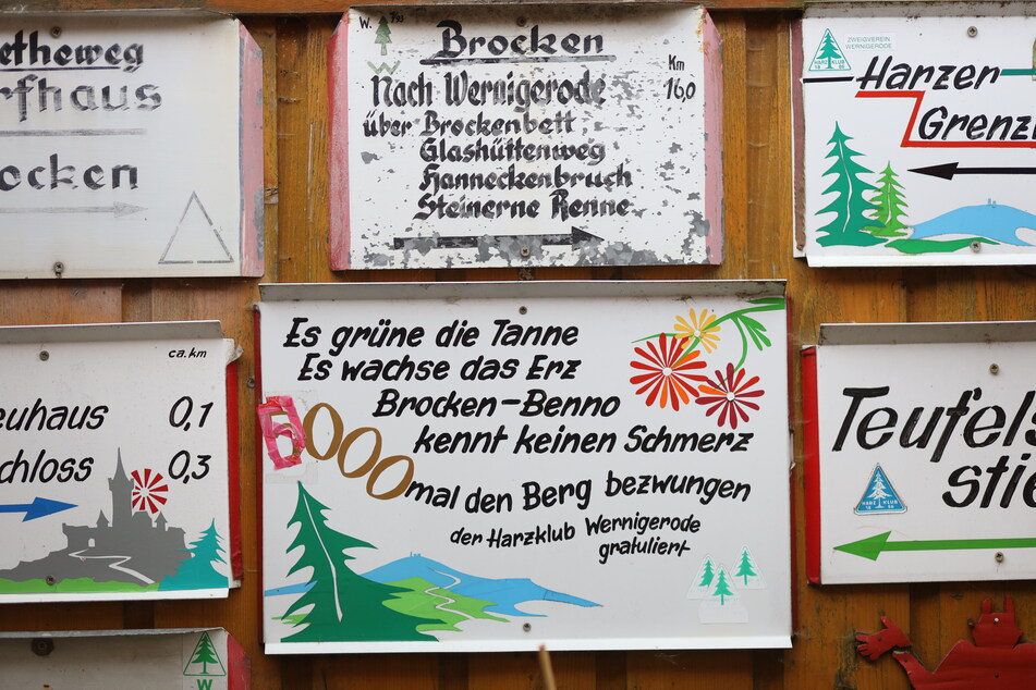 Wanderschilder hängen im privaten Brockenmuseum des Rekordwanderers.
