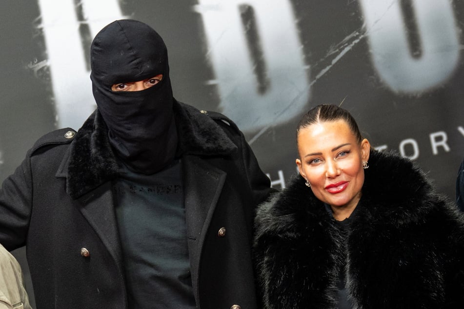 Nina Anhan (35) unterstützt ihren Mann Aykut (l.), der zur Premiere seiner Doku vermummt kam, weiterhin.