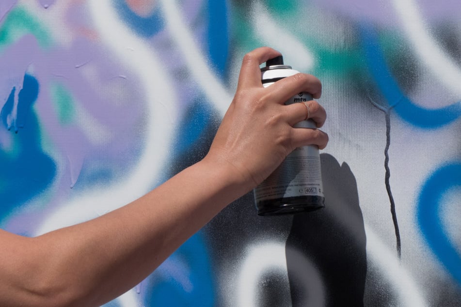 Auf frischer Tat ertappt: Polizei erwischt Graffiti-Sprüher mit bunten Händen