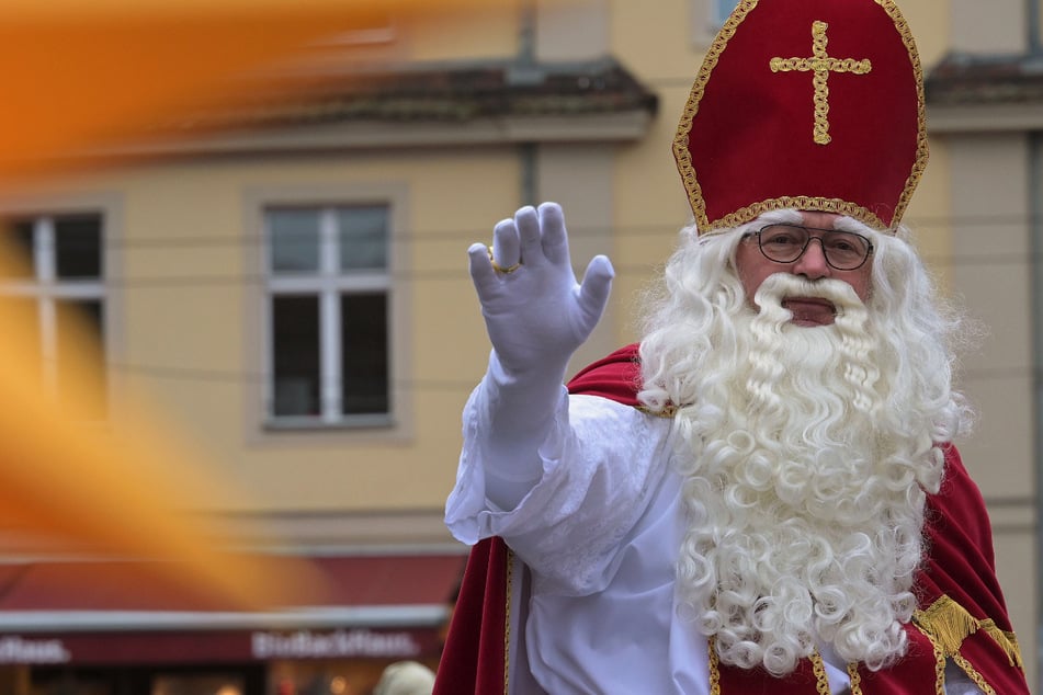 Darum reitet der niederländische Nikolaus mit umstrittenem "Schwarzen Peter" durch Potsdam