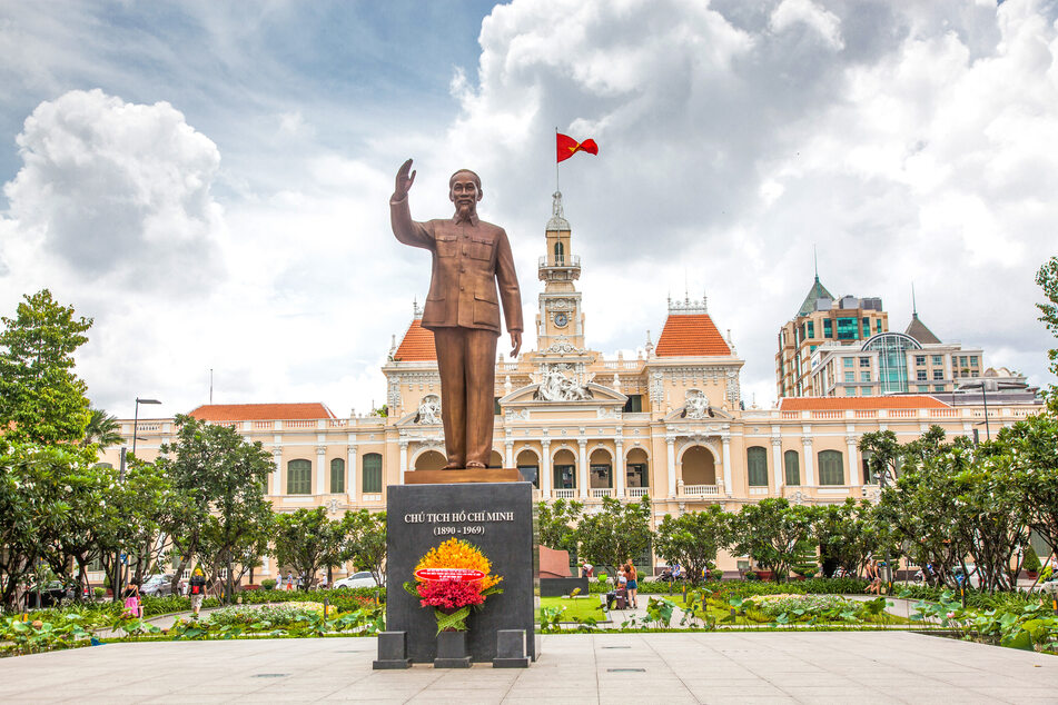 Fand in einem eigens für ihn errichteten Mausoleum in Hanoi seine letzte Ruhestätte: Statue von Hồ Chí Minh (†79) vor dem alten Rathaus der gleichnamigen südvietnamesischen Stadt.
