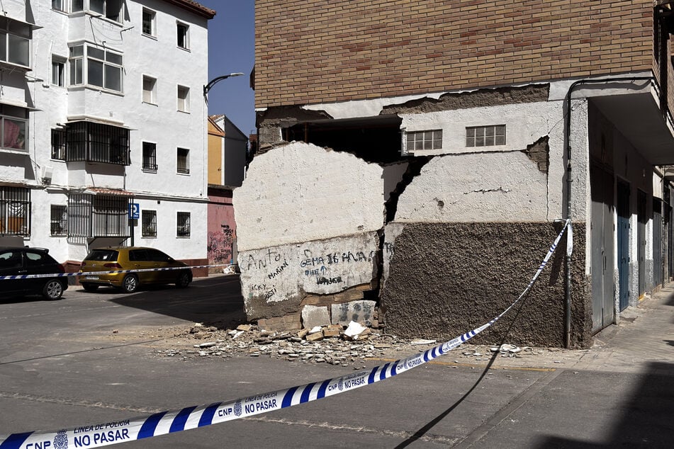Ein Erdbeben der Stärke 4,8 verursachte am Dienstag in Granada Risse in Mauern und ließ Trümmer herabstürzen.