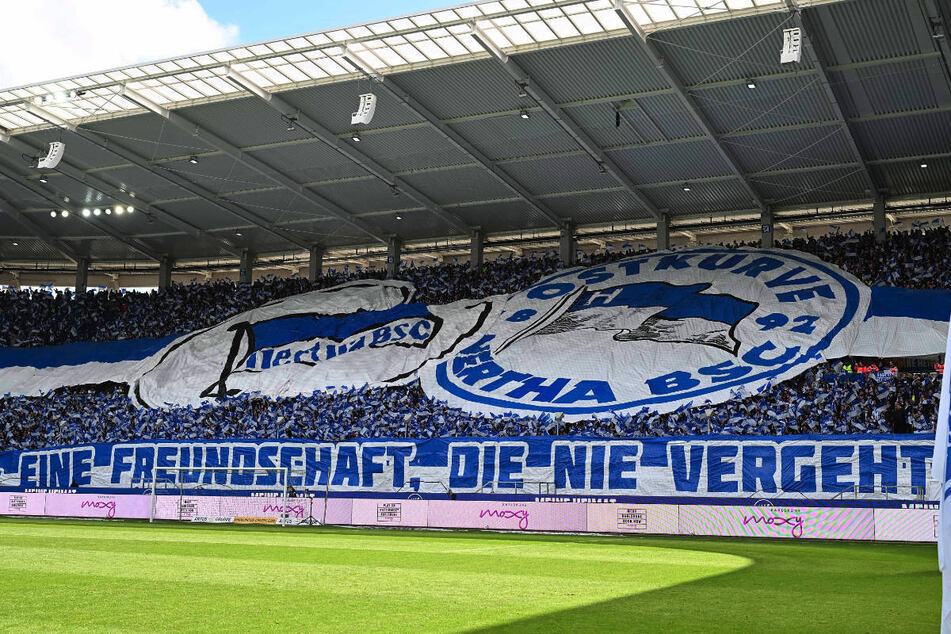 Das Fan-Fest vom Karlsruher SC und von Hertha BSC ist in der ersten Halbzeit von einem Notarzteinsatz getrübt worden.