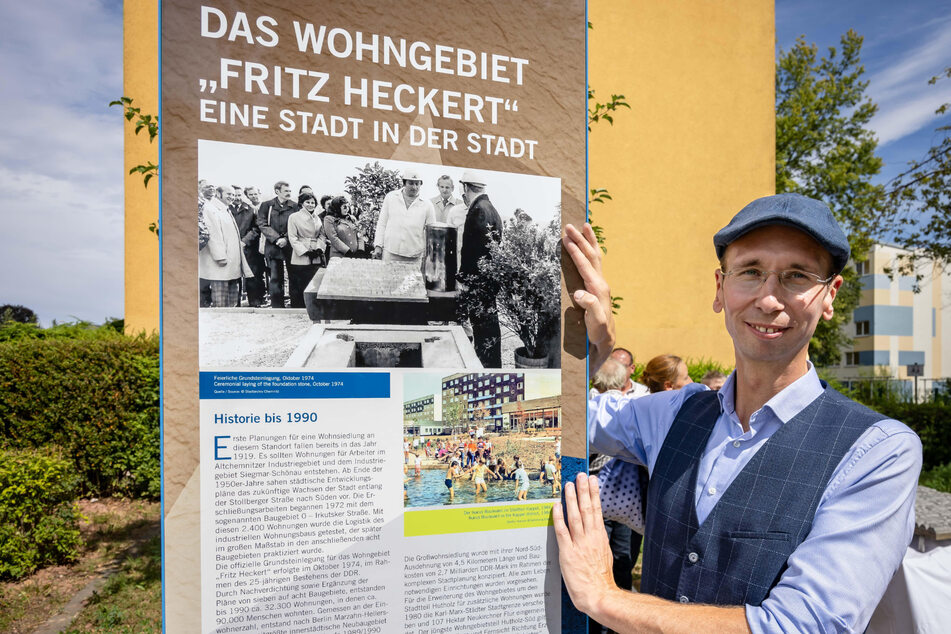 Norbert Engst steht stolz neben der am Samstag eingeweihten Info-Stele.