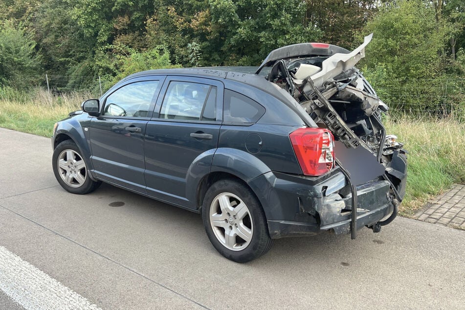 Den Anhänger hatte es in das vorausfahrende Fahrzeug geschoben.