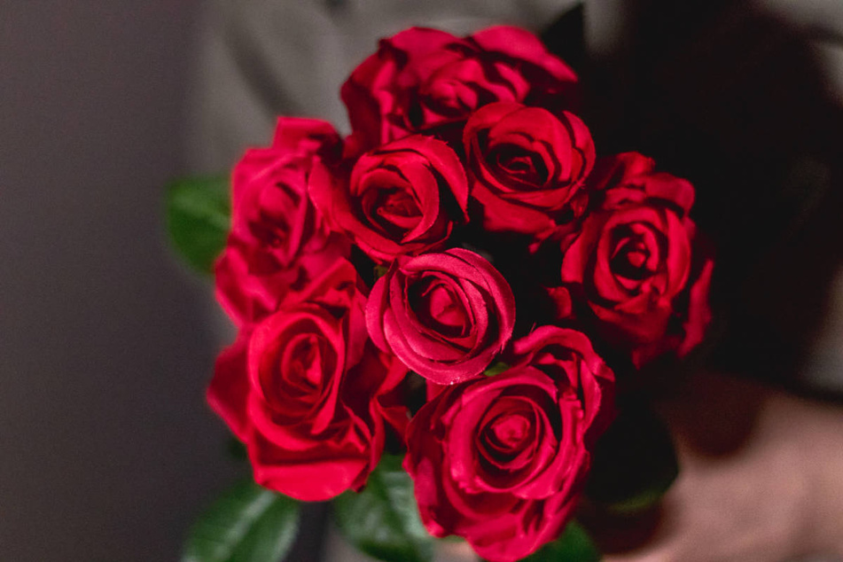 Weil er das Herz seiner Ex nicht mit einem Strauß Rosen zurückgewinnen konnte, hat ein 21-Jähriger mit den Blumen zugeschlagen und einen Polizisten attackiert. (Symbolfoto)