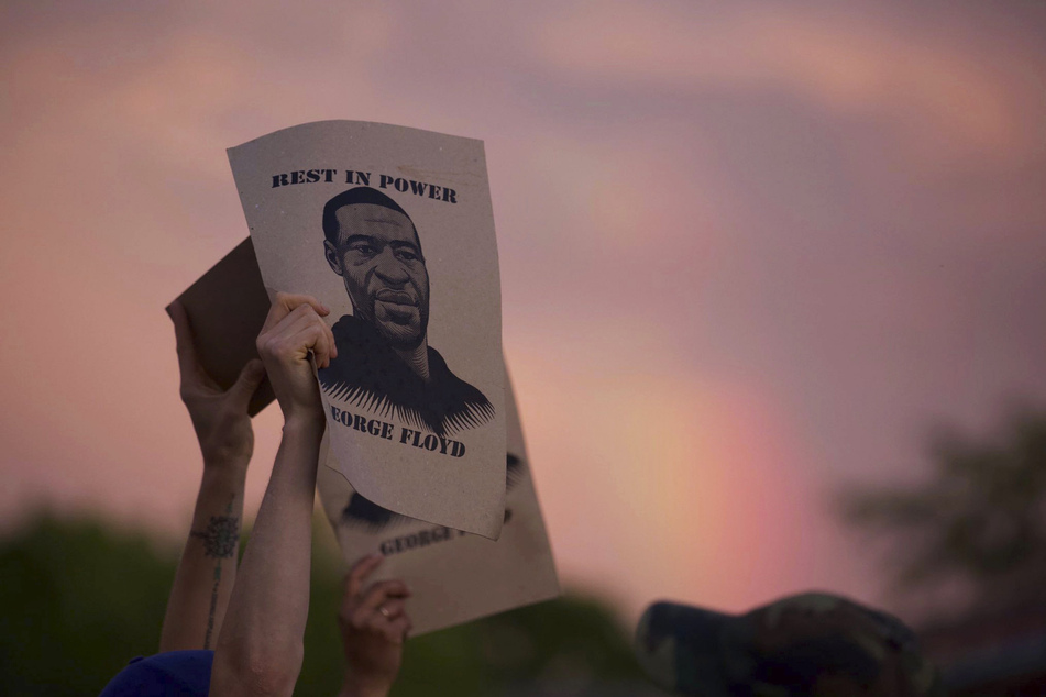 Demonstranten halten während eines Protestes Zettel mit dem Porträt von George Floyd, des in Minneapolis nach einem brutalen Polizeieinsatz gestorbenen Mannes afroamerikanischer Abstammung, in die Höhe.