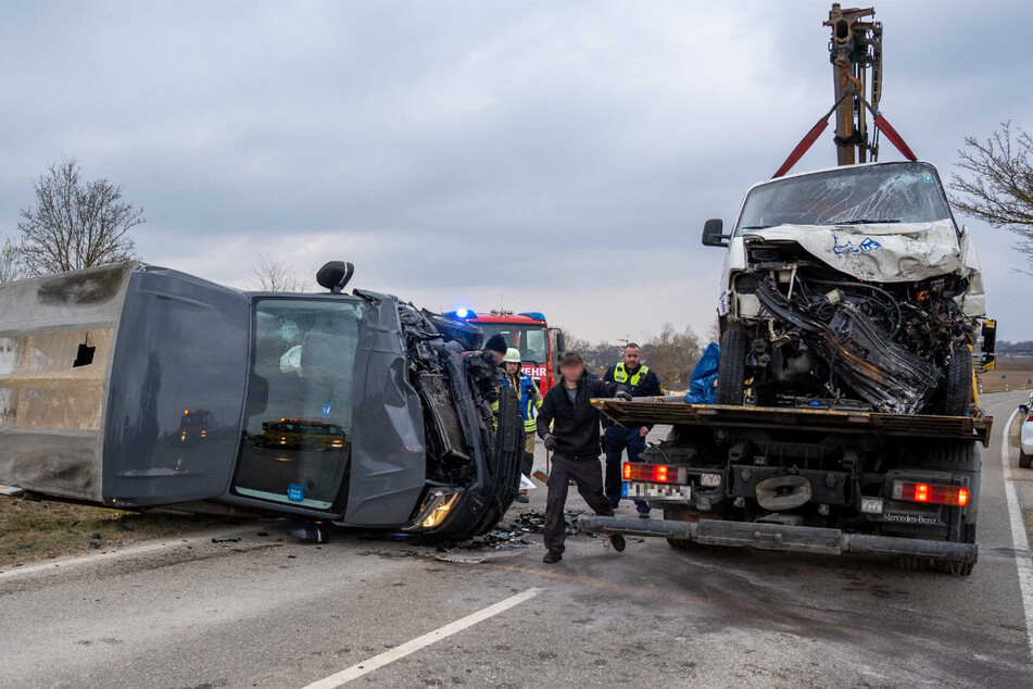 Die Fahrerin eines VW-Busses wurde bei dem Bremsunfall am Donnerstag schwer verletzt.