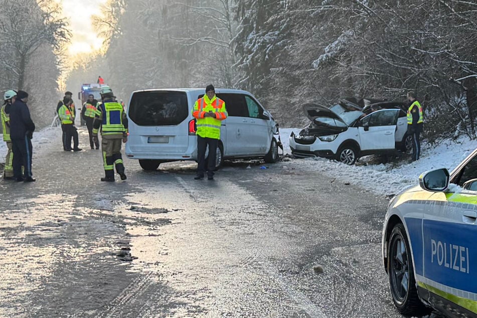 Bei einem Frontalzusammenstoß zweier Autos im Landkreis Dingolfing-Landau sind zwei Menschen ums Leben gekommen.