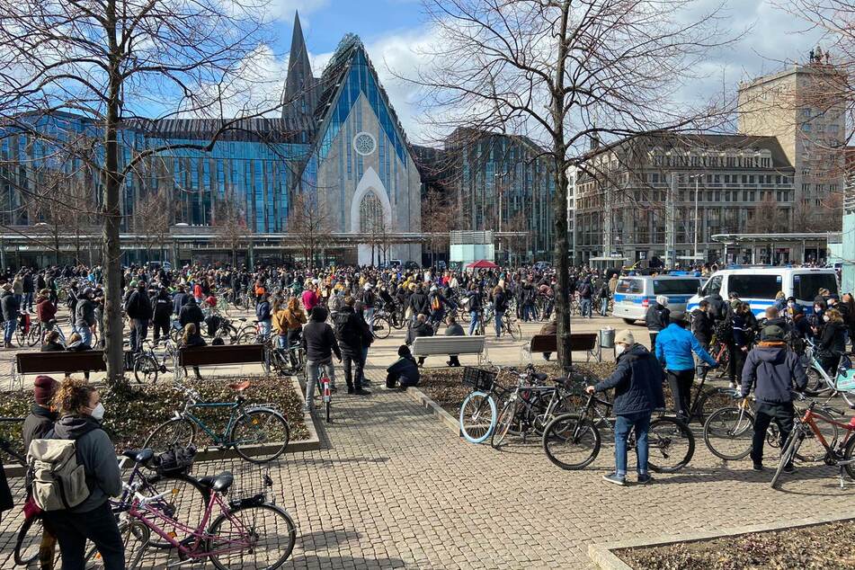 Auf dem Augustusplatz sammeln sich die Gegendemonstranten zur Kundgebung.
