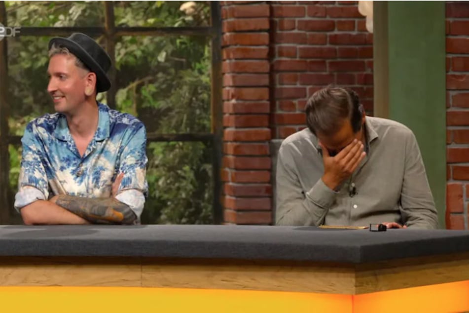 Nach dem Anpfiff von Kollegin Lisa Nüdling (45) versteckt Händler Julian Schmitz-Avila (39) das Gesicht vor Scham hinter seiner Hand.