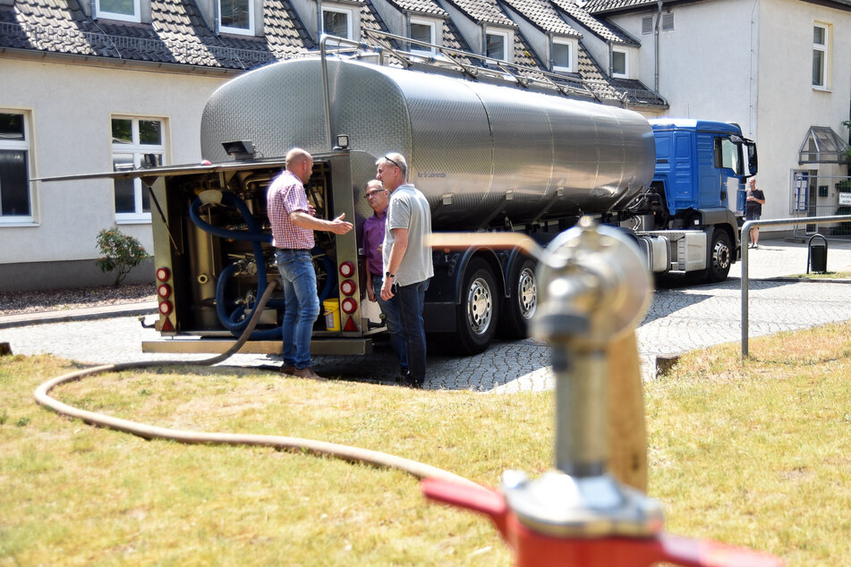 Vor dem Altmark-Klinikum wurde ein Tankwagen bereitgestellt, um die Klinik und Betroffene mit Wasser zu versorgen.