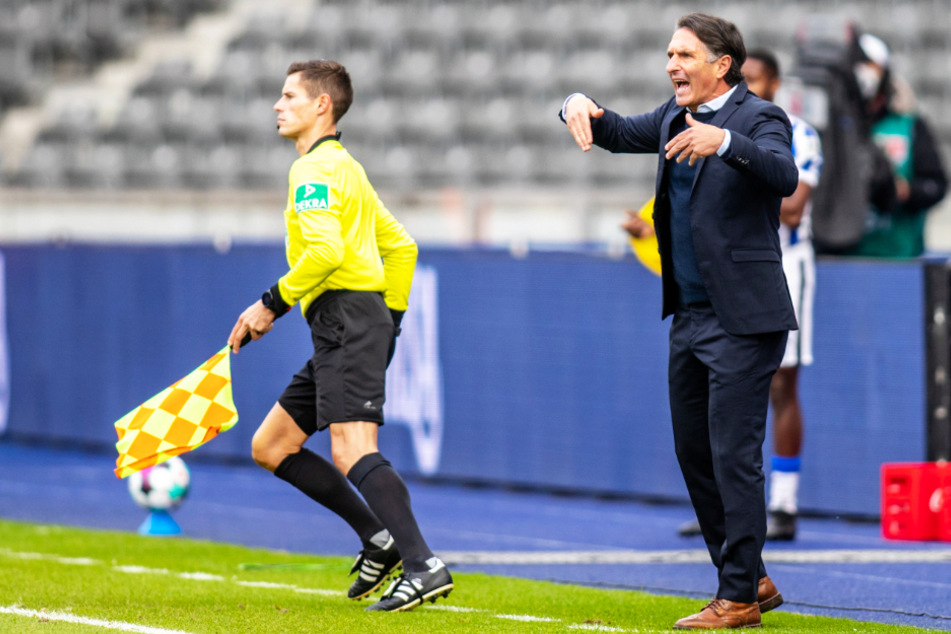 Hertha-Coach Bruno Labbadia (54; r.) weiß um die Stärke von RB Leipzig.