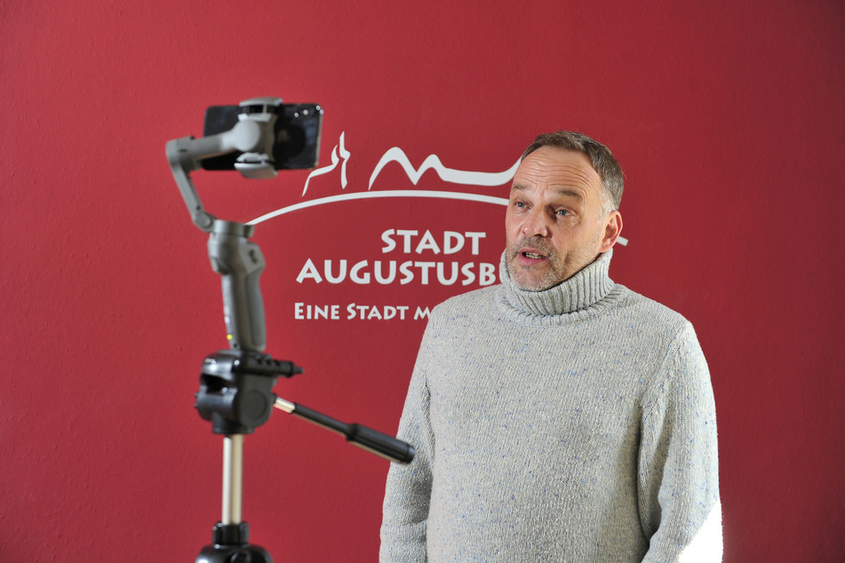 Bürgernähe durch Videochat und App: Bürgermeister Dirk Neubauer (48, SPD) aus Augustusburg.
