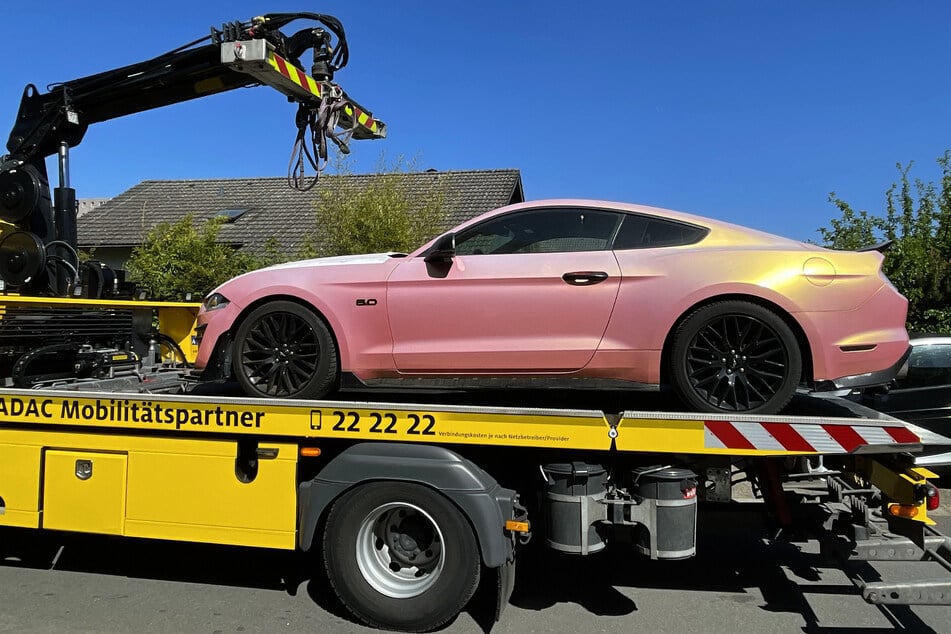 Auch drei Luxusautos – wie dieser Ford Mustang – wurden sichergestellt.