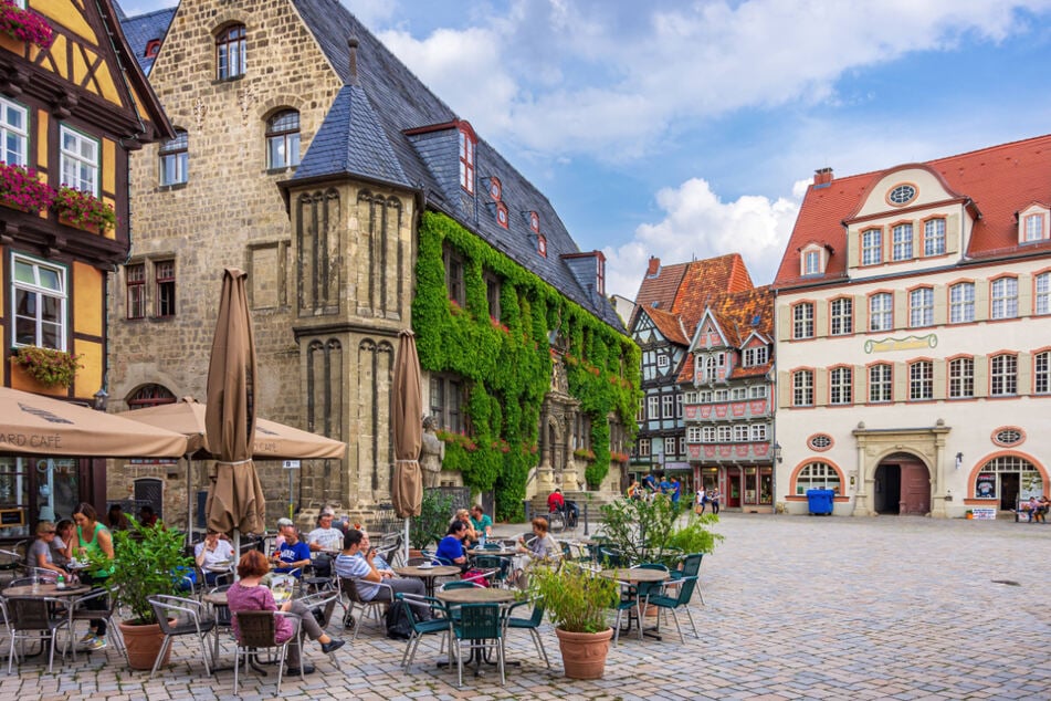 Quedlinburg am Harz ist UNESCO-Welterbe. Mehr als 2100 malerische Fachwerkhäuser aus acht Jahrhunderten und romantische Gassen gibt es in der Stadt.