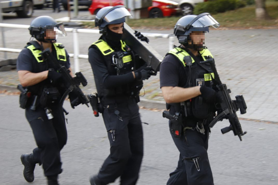 Die Polizei rückte in Berlin-Hellersdorf mit schwerbewaffneten Einheiten an.