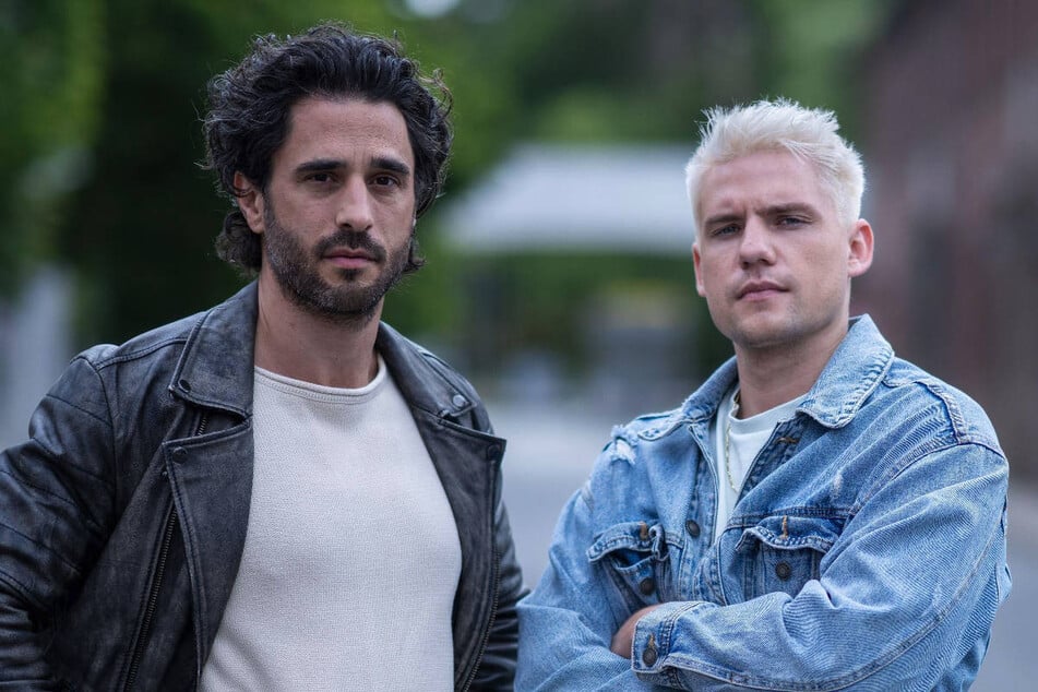 Jan Kittmann (42, l.) und Lennart Borchert (25) fungieren als Schirmherren für die GZSZ-Kampagne im Kampf gegen Hodenkrebs.