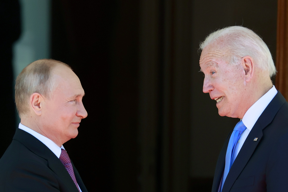 Angesichts der zunehmenden Spannungen im Ukraine-Konflikt wollen Wladimir Putin (69, l.) und Joe Biden (79) an diesem Samstag telefonieren.