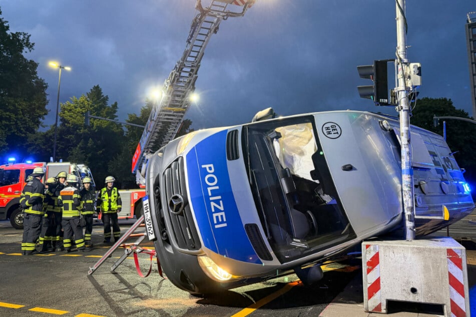 Gefangenentransporter kollidiert mit Audi und kippt auf die Seite