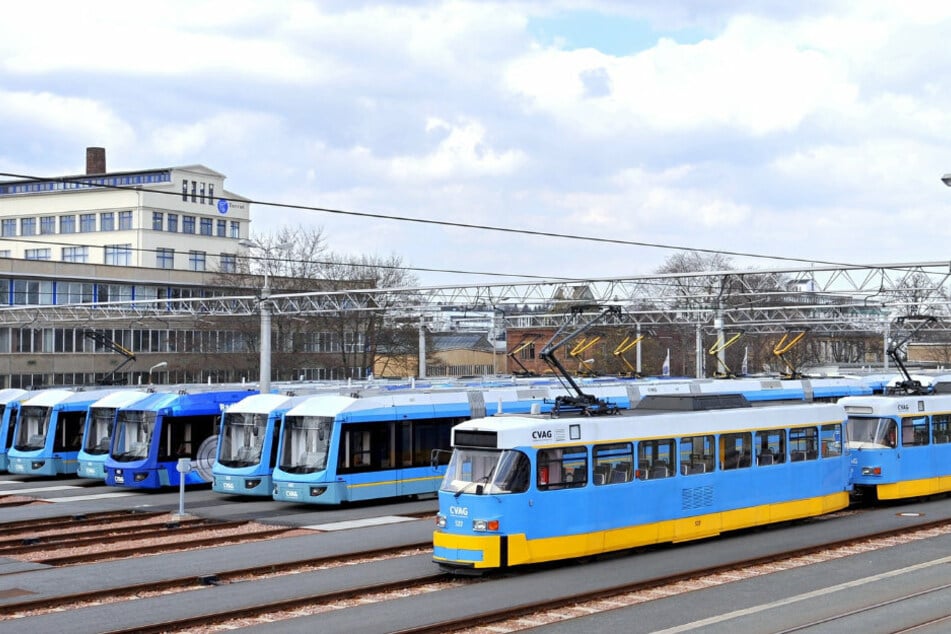 Vandalen haben auf dem CVAG-Gelände an der Krenkelstraße eine Straßenbahn mit Parolen beschmiert. (Archivbild)