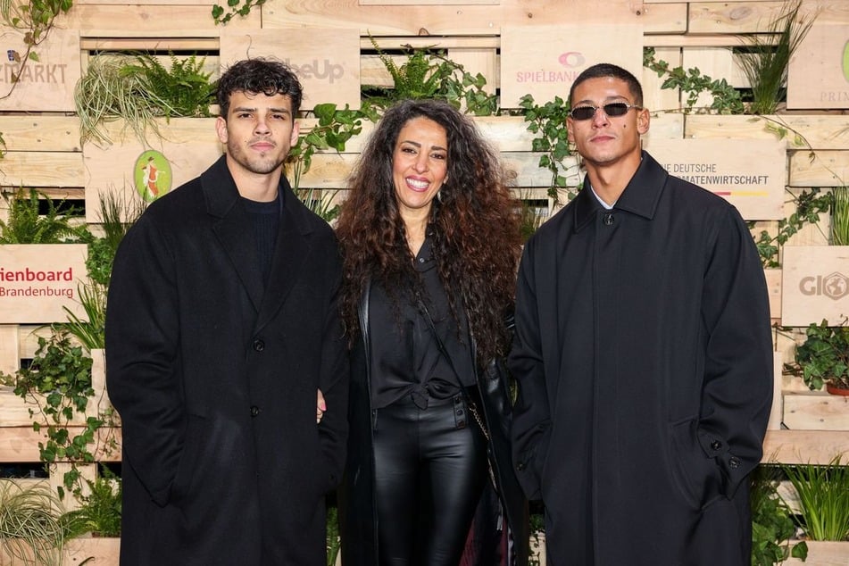 Ilyes Raoul Moutaoukkil (21, v.l.n.r.), Meryem Moutaoukkil (55) und Emilio Sakraya (30) feiern bei der Medienboard Party 2023 im Holzmarkt. (Archivfoto)