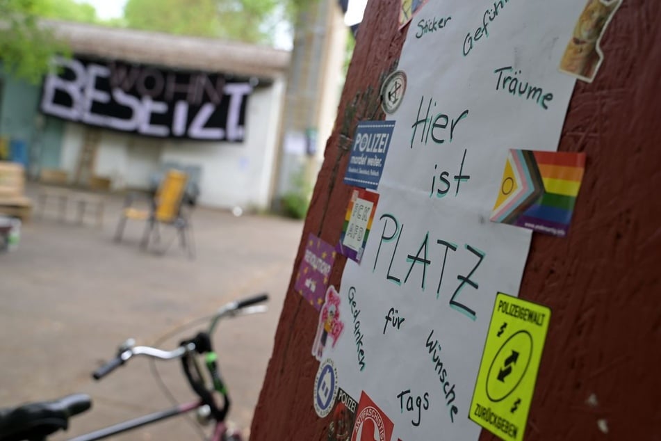 Die Besetzer wollen mit der Aktion auf ungenutzten Wohnraum in der Stadt aufmerksam machen.