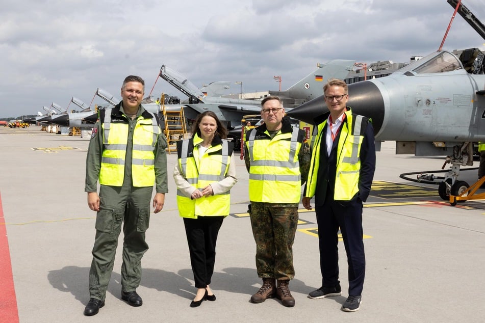 Oberst Jens Schumacher (r.), Senatorin Dr. Melanie Leonhard (r. M.), Kapitän zur See Kurt Leonards (l. M.) und Christian Kunsch (l.), Vorsitzender der Geschäftsführung am Hamburg Airport stehen gemeinsam am Hamburger Flughafen.