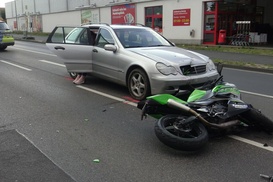 Das Motorrad des verletzten Fahrers lag nach dem Unfall am Boden.